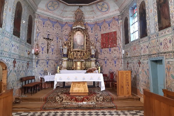 Msze Święte w zabytkowym kościele.