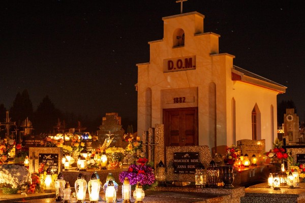 Modlitwa za zmarłych – znak gorącej miłości, ufnej nadziei i wiary Kościoła.